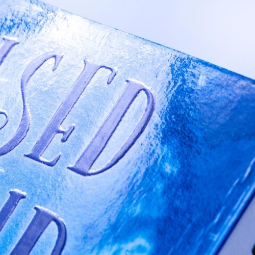 Buchcover und Innenansicht für das Buch: Yakusoku no Neverland