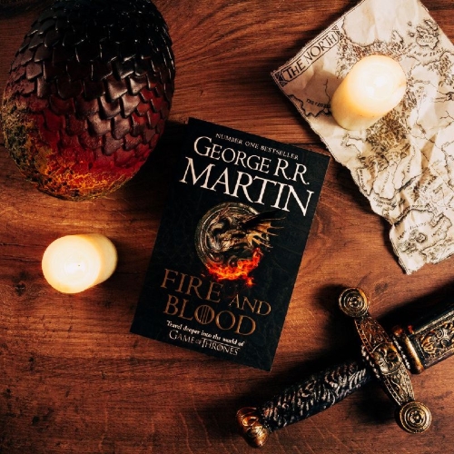 Buchcover und Innenansicht für das Buch: Fire And Blood: 300 Years Before A Game Of Thrones