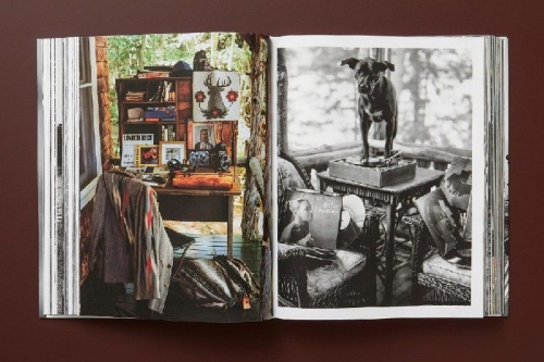 Buchcover und Innenansicht für das Buch: Bruce Weber. The Golden Retriever Photographic Society
