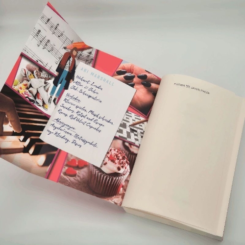 Buchcover und Innenansicht für das Buch: 4 Months, 24 Melodies & 1 Maybe