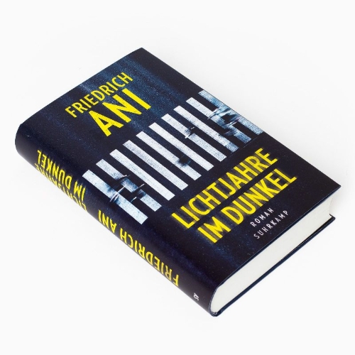 Buchcover und Innenansicht für das Buch: Lichtjahre im Dunkel