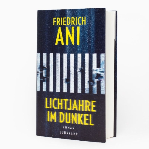 Buchcover und Innenansicht für das Buch: Lichtjahre im Dunkel
