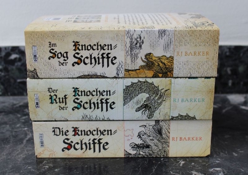 Buchcover und Innenansicht für das Buch: The Bone Ship's Wake - The Tide Child Trilogy - Book 3