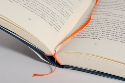 Buchcover und Innenansicht für das Buch: Eine Art Familie