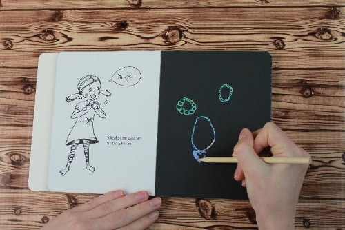 Buchcover und Innenansicht für das Buch: Die besten 33 Kreativ-Kratzelbilder für Mädchen