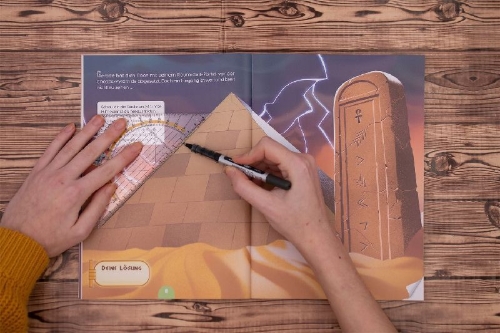Buchcover und Innenansicht für das Buch: Escape Game Junior: La malédiction de la momie