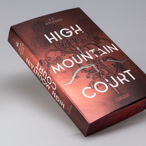 Buchcover und Innenansicht für das Buch: The Five Crowns of Okrith 1: High Mountain Court