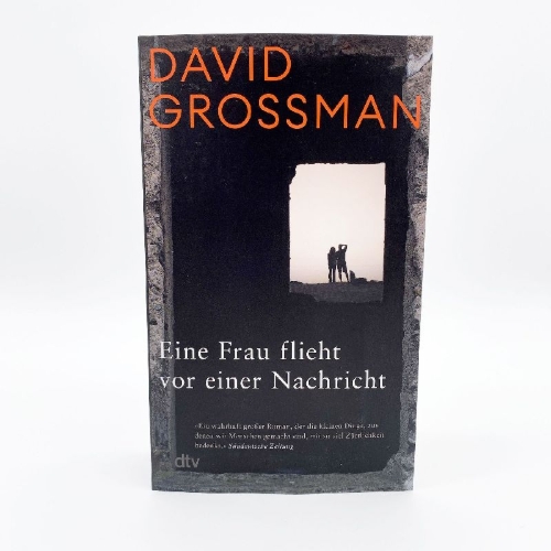 Buchcover und Innenansicht für das Buch: Eine Frau flieht vor einer Nachricht