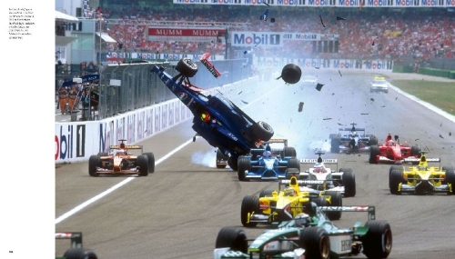Buchcover und Innenansicht für das Buch: The Grand Prix: 75 Years of Formula One Racing