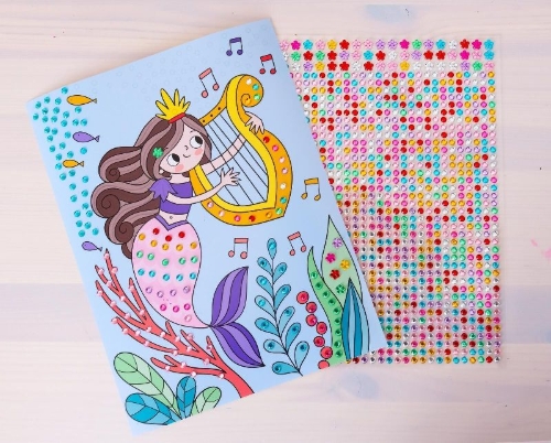 Buchcover und Innenansicht für das Buch: Mein Diamant-Stickerheft - Meerjungfrauen