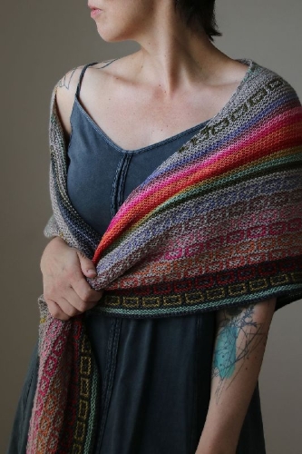 Buchcover und Innenansicht für das Buch: Mairlynd: Shawl Love. Mit 'Row Maps' zu allen Designs!