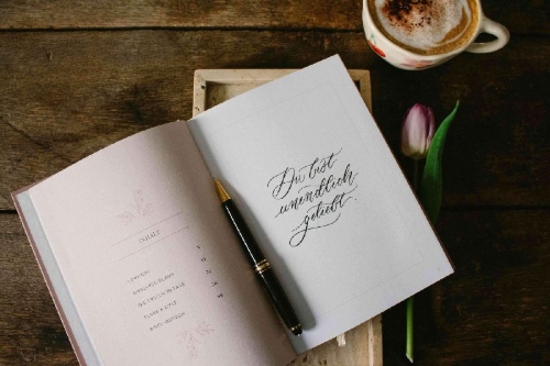 Buchcover und Innenansicht für das Buch: Blühende Worte. Dein Bibellese-Journal