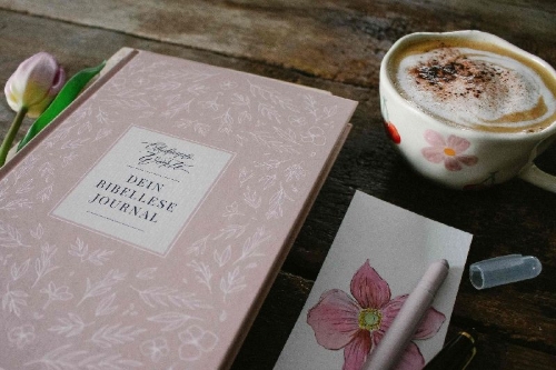 Buchcover und Innenansicht für das Buch: Blühende Worte. Dein Bibellese-Journal