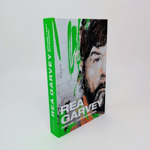 Buchcover und Innenansicht für das Buch: Before I met Supergirl