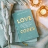 Buchcover und Innenansicht für das Buch: LOVE CODES - 21 spirituelle Botschaften für mehr Vertrauen ins Leben