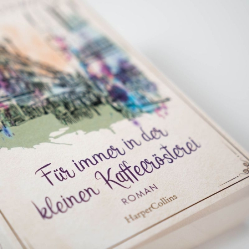 Buchcover und Innenansicht für das Buch: Für immer in der kleinen Kaffeerösterei