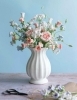 Buchcover und Innenansicht für das Buch: Crochet a Flower Bouquet