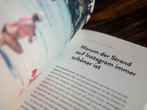Buchcover und Innenansicht für das Buch: Vom Glück zu reisen - Ein Reisehandbuch