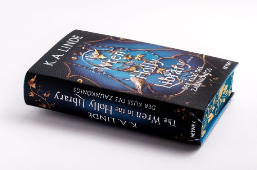 Buchcover und Innenansicht für das Buch: The Wren in the Holly Library -The Oak & Holly Cycle 1
