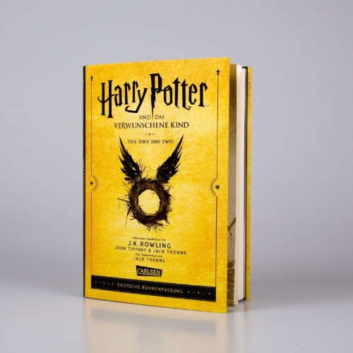 Buchcover und Innenansicht für das Buch: Harry Potter and the Cursed Child Parts One and Two: Special Rehearsal Edition Script
