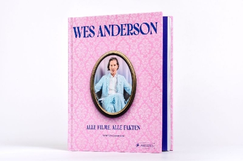 Buchcover und Innenansicht für das Buch: Wes Anderson: Les 11 films et 7 courts-métrages expliqués. La Totale