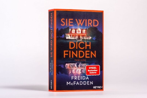 Buchcover und Innenansicht für das Buch: The Housemaid Is Watching