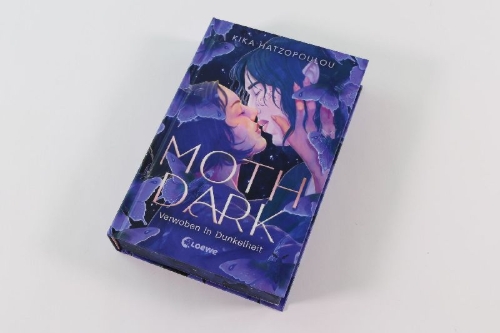 Buchcover und Innenansicht für das Buch: Moth Dark