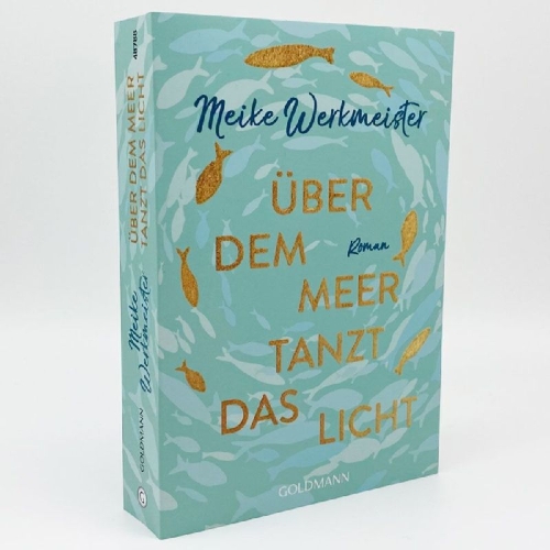Buchcover und Innenansicht für das Buch: Über dem Meer tanzt das Licht