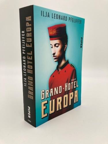 Buchcover und Innenansicht für das Buch: Grand Hotel Europa