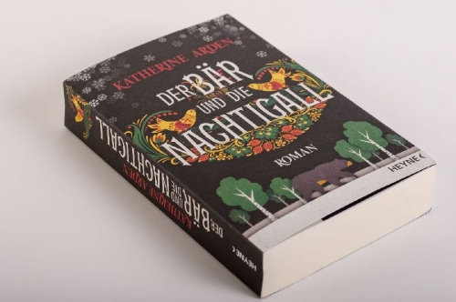 Buchcover und Innenansicht für das Buch: The Bear and the Nightingale - Winternight Trilogy Book 1