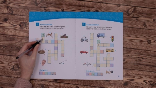 Buchcover und Innenansicht für das Buch: Leselöwen Kreuzworträtsel für Leseprofis - 2. Klasse (Rotorange)