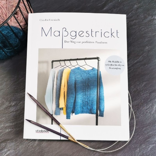 Buchcover und Innenansicht für das Buch: Maßgestrickt