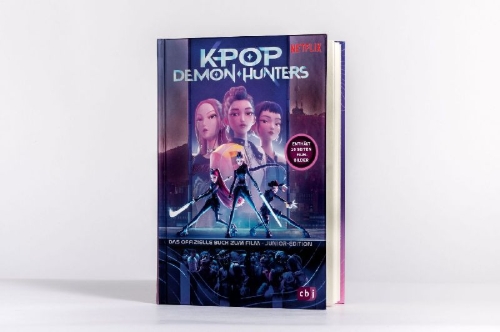 Buchcover und Innenansicht für das Buch: KPop Demon Hunters - The Official Deluxe Junior Novelization. Includes a 16-page full-color insert!