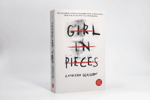 Buchcover und Innenansicht für das Buch: Girl in Pieces