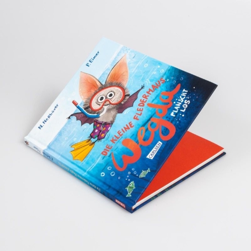 Buchcover und Innenansicht für das Buch: Die kleine Fledermaus Wegda: Wegda planscht los
