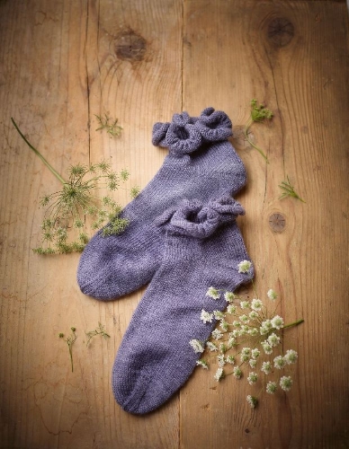Buchcover und Innenansicht für das Buch: Romantische Socken stricken