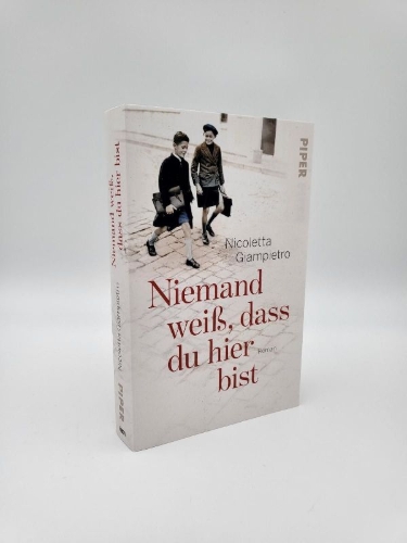 Buchcover und Innenansicht für das Buch: Niemand weiß, dass du hier bist