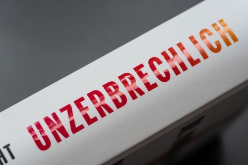 Buchcover und Innenansicht für das Buch: Unbreakable