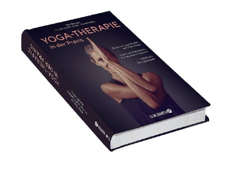Buchcover und Innenansicht für das Buch: Yoga-Therapie in der Praxis