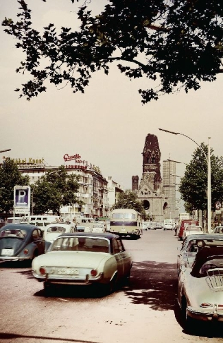 Buchcover und Innenansicht für das Buch: Die Schwestern vom Ku'damm: Tage der Hoffnung