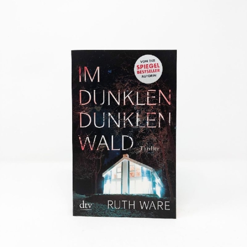 Buchcover und Innenansicht für das Buch: In A Dark, Dark Wood