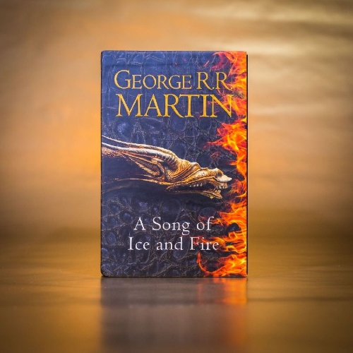 Buchcover und Innenansicht für das Buch: A Game of Thrones: The Story Continues. 7 Volumes Boxed Set
