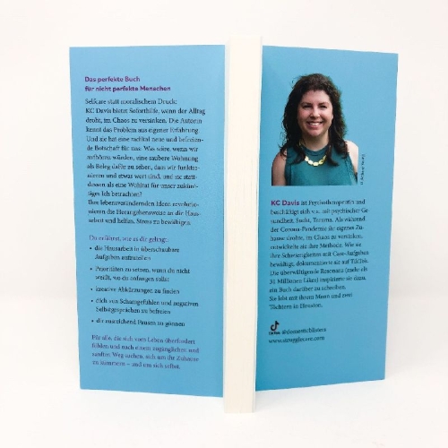 Buchcover und Innenansicht für das Buch: How to Keep House While Drowning