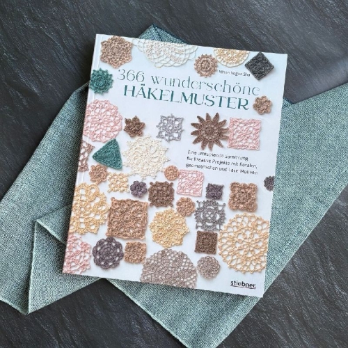 Buchcover und Innenansicht für das Buch: 366 wunderschöne Häkelmuster