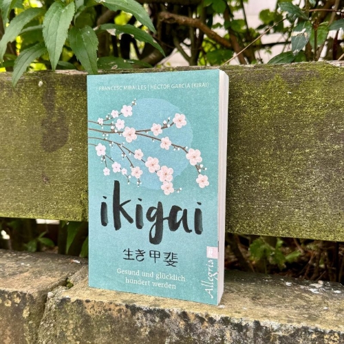 Buchcover und Innenansicht für das Buch: IKIGAI - Los secretos de Japón para una vida larga y feliz