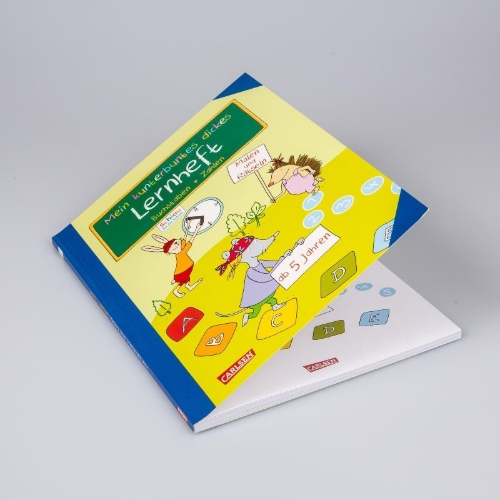 Buchcover und Innenansicht für das Buch: Schlau für die Schule: Mein kunterbuntes dickes Lernheft: Buchstaben und Zahlen