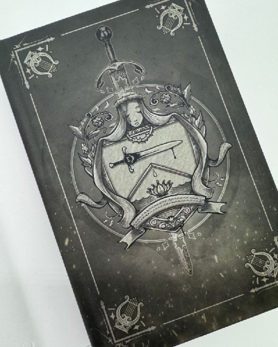 Buchcover und Innenansicht für das Buch: The Lion & the Deathless Dark