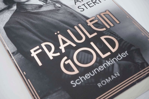 Buchcover und Innenansicht für das Buch: Fräulein Gold: Scheunenkinder