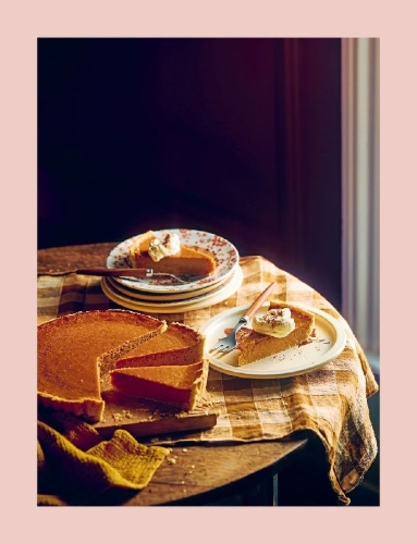 Buchcover und Innenansicht für das Buch: The Official Pumpkin Spice Café Cookbook