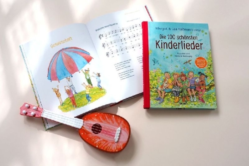 Buchcover und Innenansicht für das Buch: Die 100 schönsten Kinderlieder - Mit einfachen Noten und Akkorden für Gitarre und Klavier